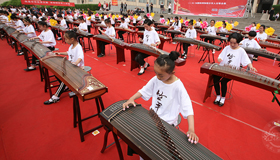 百人彈古箏 迎中國(guó)古箏日