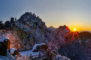 北武當(dāng)山雪景銀裝素裹美如畫