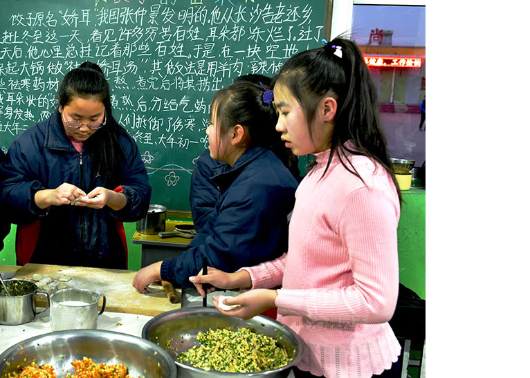 五臺：師生吃餃子過冬至