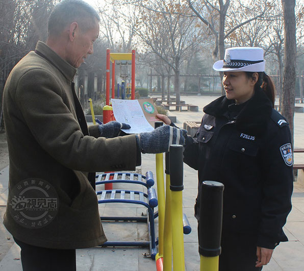 稷山：民警宣傳安全知識(shí)