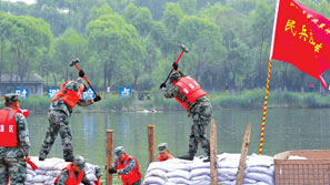 軍地聯(lián)合開展抗洪搶險(xiǎn)演練