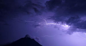 印度尼西亞火山上空的閃電