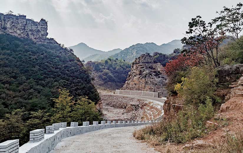 太行山峽谷深處金秋滿山疊彩 