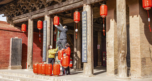 大紅燈籠點亮東岳廟