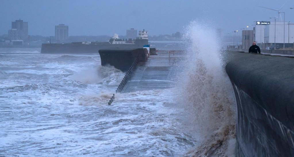 英國部分地區(qū)遭遇風(fēng)暴天氣