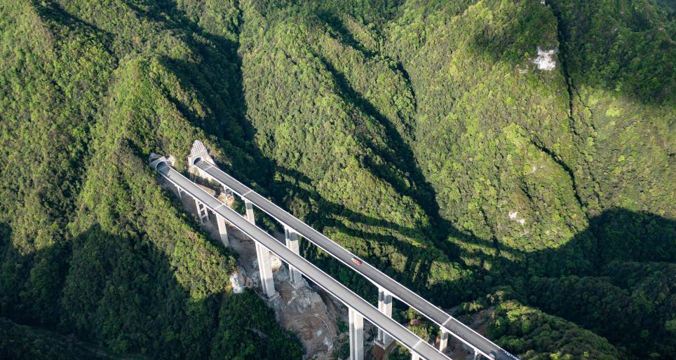 蘭海高速重遵擴容工程路面施工忙