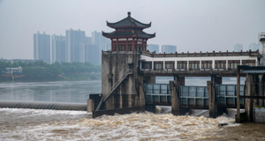 強(qiáng)降雨水位上漲 保安全緊急泄洪