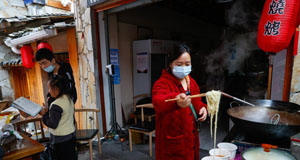 地震災(zāi)后安置點的暖心餐