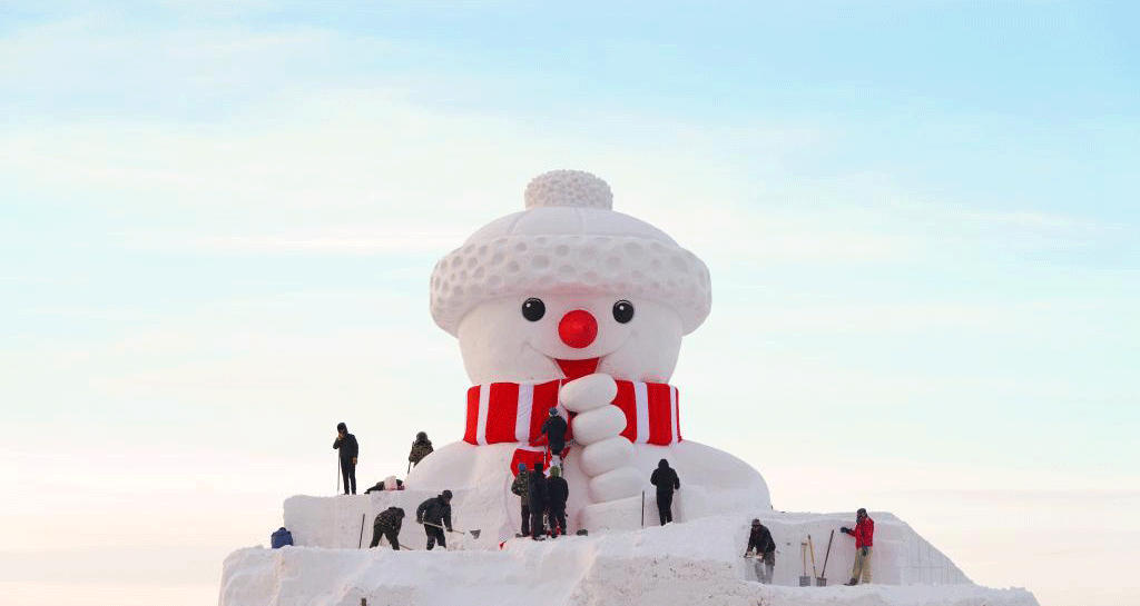 哈爾濱：松花江畔搭起18米高大雪人