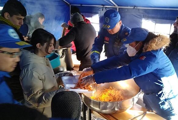 中國為土耳其地震受災(zāi)民眾提供食物援助