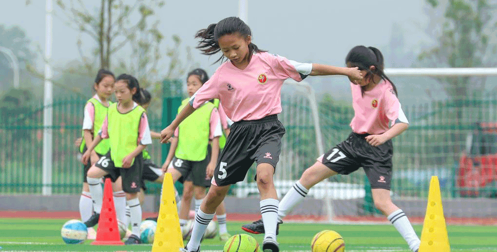 四川華鎣：校園女子足球隊逐夢綠茵場