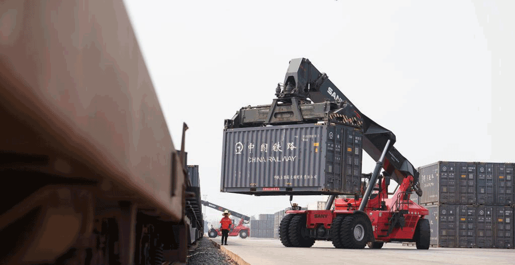 中老鐵路老撾段單日客貨運量雙破萬