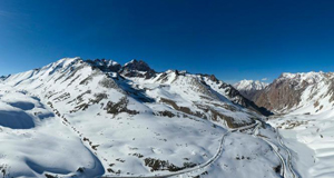 雪滿天山路