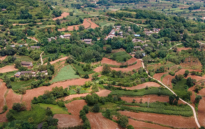 航拍夏日鄉(xiāng)村 青山蒼翠風(fēng)景秀麗