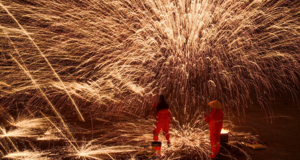 內蒙古鄂爾多斯：鐵花秀助力夜經(jīng)濟