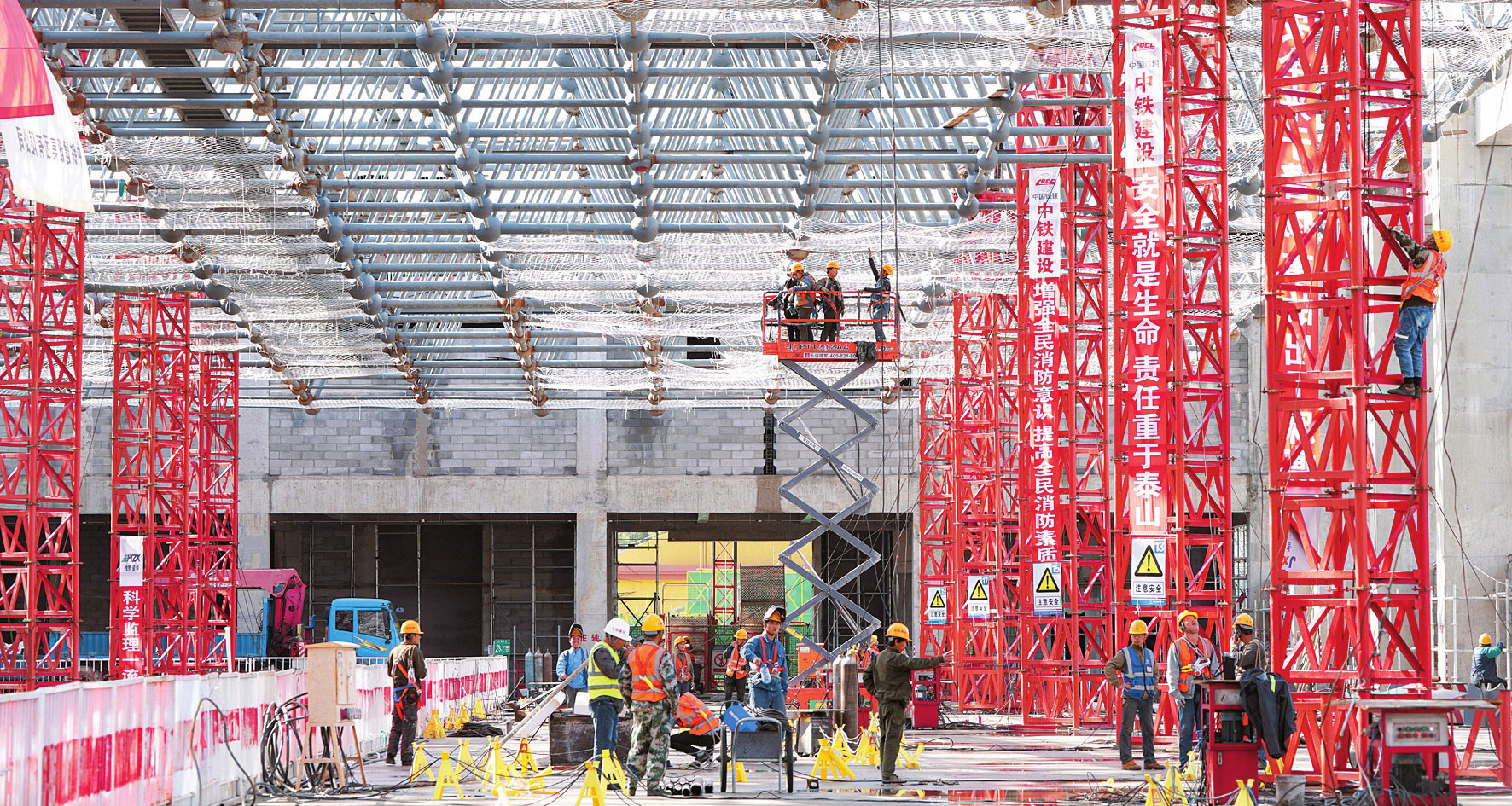 我國(guó)在建最北高鐵站伊春西站完成封頂