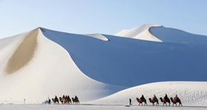 甘肅敦煌：雪后大漠景如畫