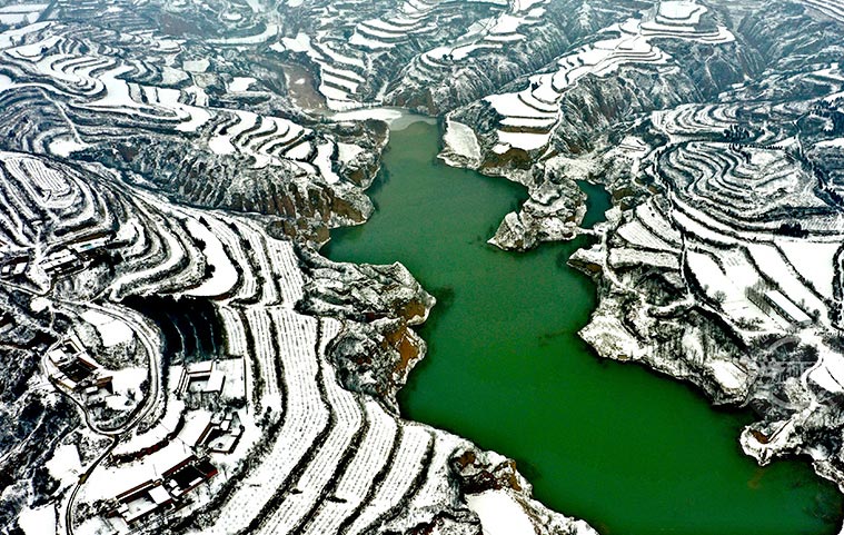 黃土高原梯田雪景宛如水墨畫(huà) 