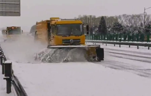 除雪保暢 暖心服務(wù) 守護平安春運路