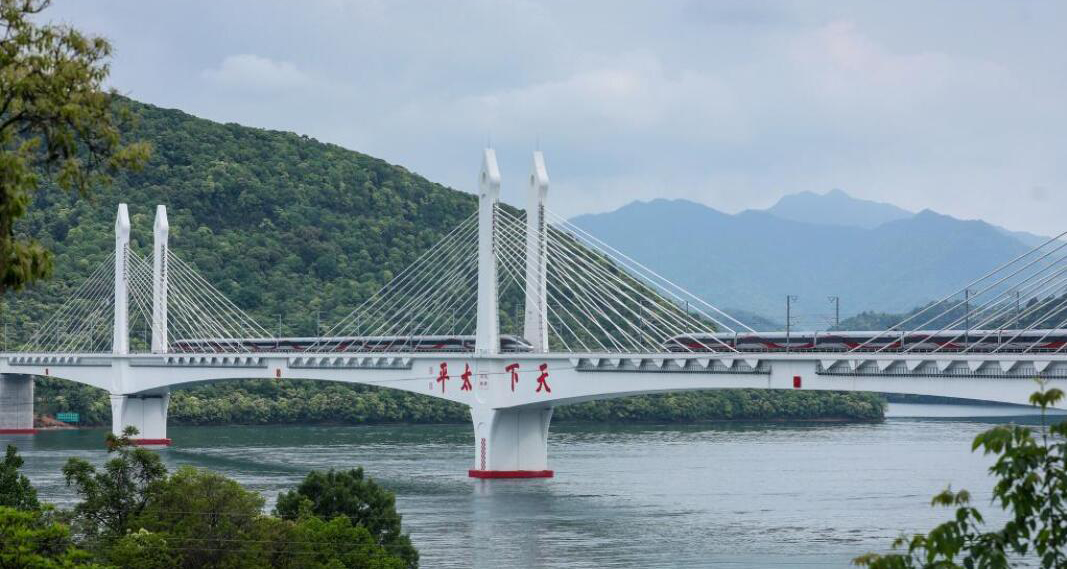 池州至黃山高鐵開通運(yùn)營(yíng)