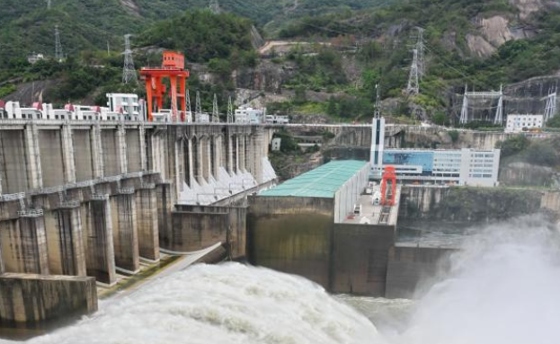 福建水口水電站開(kāi)啟今年第六次泄洪