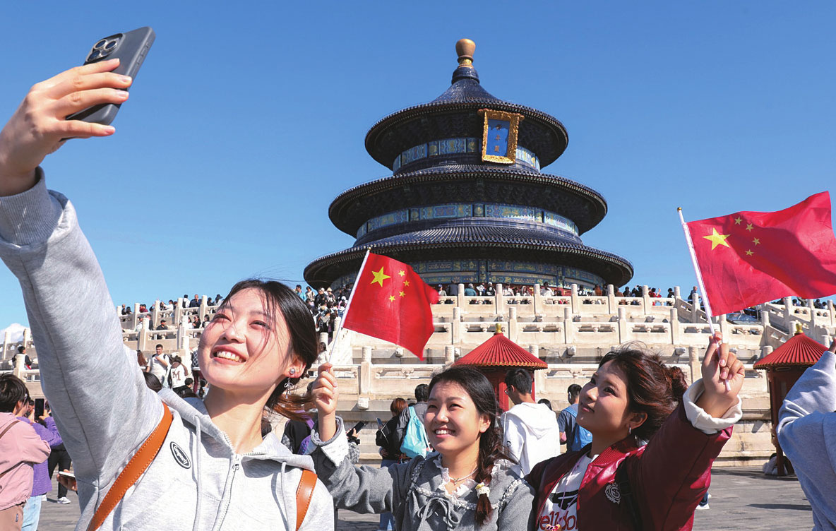 游客在北京天壇公園祈年殿前拍照留念