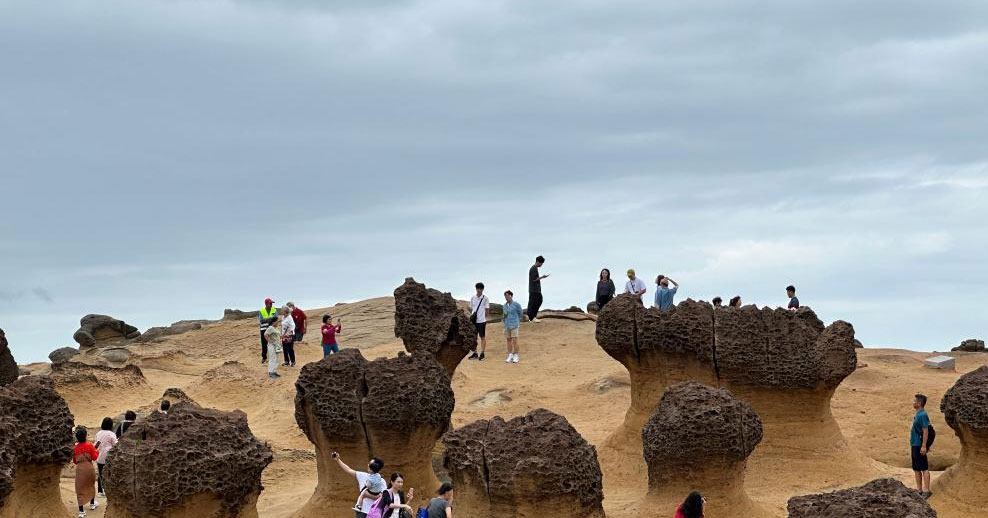 臺(tái)灣野柳：怪石嶙峋引游人